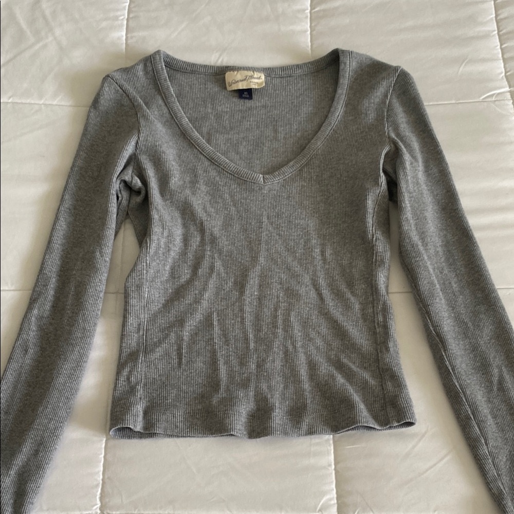 Universal Thread. Gray V-Neck Long Sleeve Top. XS.